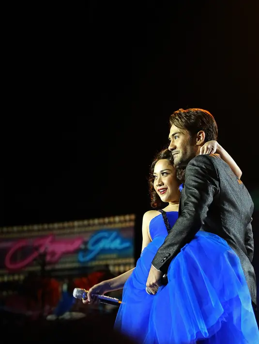 "Kayaknya Emma Stone dan Ryan Gosling harus mundur ya dari La La Land, diganti sama BCL dan Reza Rahadian. Haha," ujar Bunga Citra Lestari menutup sesi ketiga konser. (Bambang E. Ros/Bintang.com)