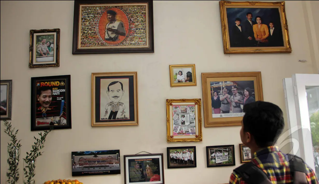 Sejumlah foto terpasang rapi di rumah Wakapolri Badrodin Haiti, Jakarta, Rabu (15/4/2015). Komisi III akan mendatangi rumah Badrodin jelang fit dan propertes calon Kapolri. (Liputan6.com/Helmi Afandi)