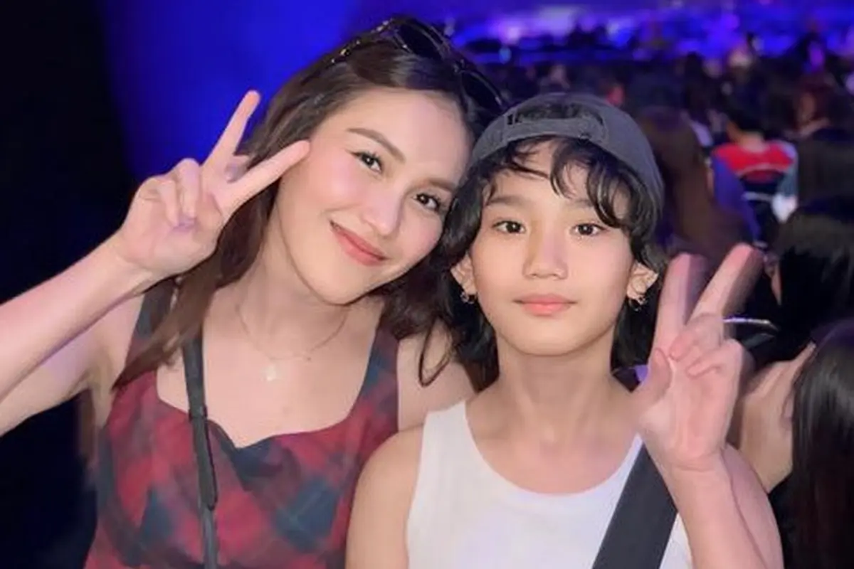 Gaya Ayu Ting Ting saat Nonton Konser Olivia Rodrigo Bersama Bilqis di Bangkok