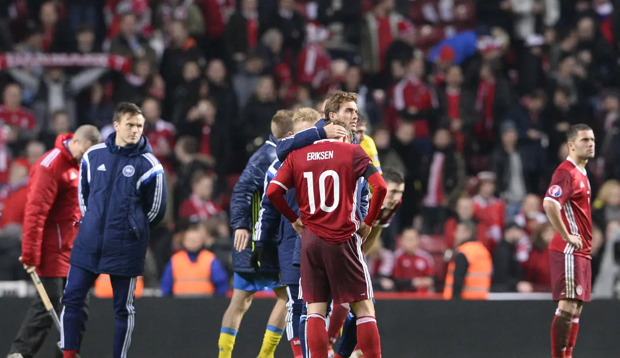 Para pemain Denmark terlihat sedih usai timnya kalah agregat 3-4 dari Swedia pada laga kualifikasi piala Eropa Prancis 2016 di Stadion Parken, Kopenhagen,Rabu (18/11/2015) dini hari WIB.  (AFP Photo/Jonathan Nackstrand) 