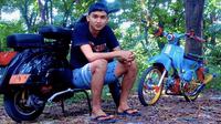 Dendy Sulistyawan dengan motor antiknya. (Bola.com/Aditya Wany)
