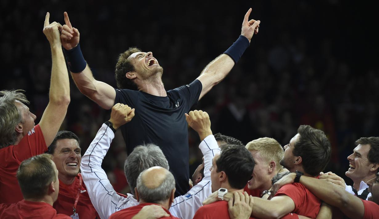 Petens Inggris Raya, Andy Murray, disambut rekannya setelah menang melawan petenis Belgia, David Goffin, untuk menjadi juara Piala Davis 2015 di Flanders Expo, Ghent, Belgia, (29/11/2015). (AFP/John Thys)