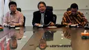 Hendrawan Supratikno (tengah) memberikan keterangan pers terkait pelemahan rupiah di ruang F-PDIP, Jakarta, Selasa (29/9/2015). Fraksi PDIP mendesak pimpinan DPR untuk segera mengadakan pertemuan konsultasi dengan pimpinan BPK (Liputan6.com/Johan Tallo)