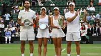 (Dari kiri) Santiago Gonzalez dari Meksiko dan Giuliana Olmos dari Meksiko yang berada di posisi kedua, serta pemenang Hsieh Su-wei dari Taiwan dan Jan Zielinski dari Polandia merayakan kemenangan dengan trofi mereka di akhir pertandingan tenis ganda campuran pada hari keempat belas Kejuaraan Wimbledon 2024 di The All England Lawn Tennis and Croquet Club di Wimbledon, London barat daya, pada 14 Juli 2024. (Ben Stansall/AFP)