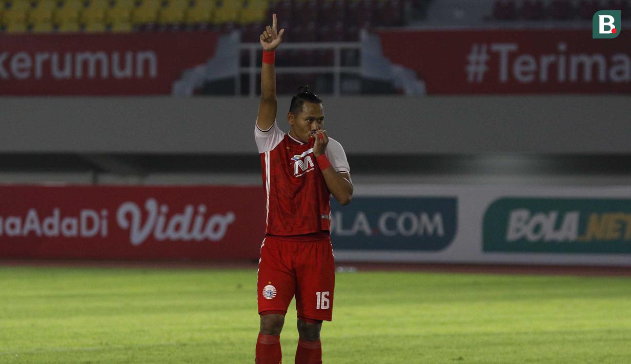 Selebrasi pemain Persija Jakarta, Toni Sucipto usai berhasil menjebol gawang PSM Makassar dalam babak adu penalti leg kedua semifinal Piala Menpora 2021 di Stadion Manahan, Solo, Minggu (18/4/2021). Persija menang 4-3 atas PSM. (Bola.com/Ikhwan Yanuar)