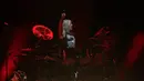 Aksi drummer band rock Jerman Scorpions Mikkey Dee saat konser di Stadion Tsirion Limassol, Siprus, Selasa (12/7/2022). Hingga saat ini, mereka telah menjual lebih dari 120 juta rekaman, memainkan lebih dari 5.000 konser. (AP Photo/Petros Karadjias)