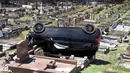 Kondisi mobil SUV Mercedes usai menabrak nisan di sebuah pemakaman di pinggiran selatan South Coogee, Australia (6/2). Kecelakaan terjadi setelah pengemudi diduga mabuk. (AFP Photo/William West)