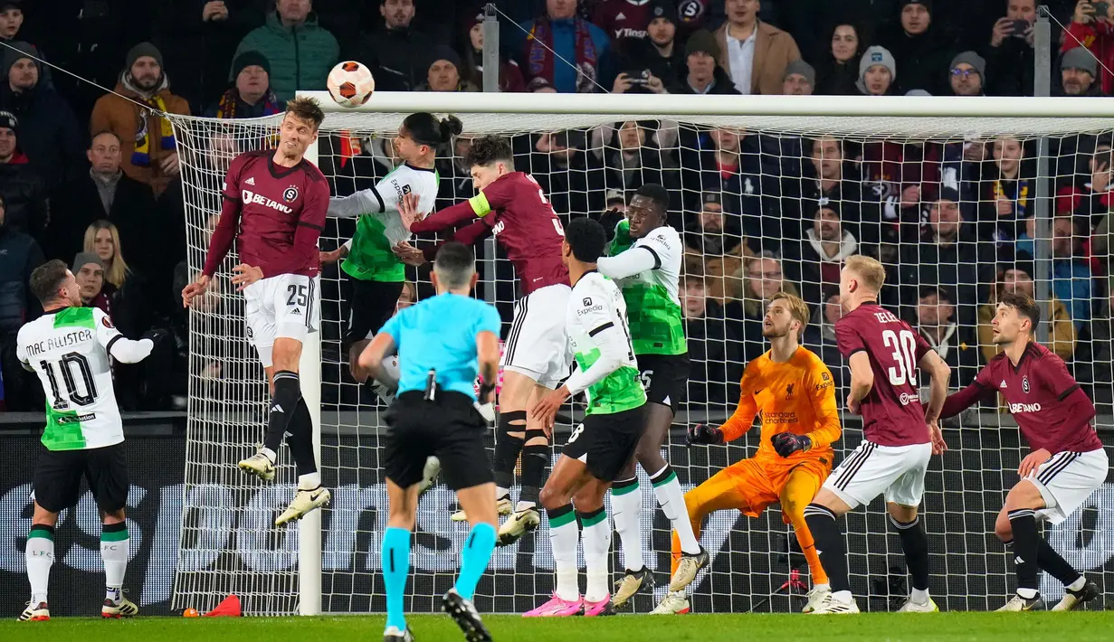 Gawang Liverpool sempat kebobolan akibat gol bunuh diri Conor Bradley di menit ke-46. (AP Photo/Petr David Josek)