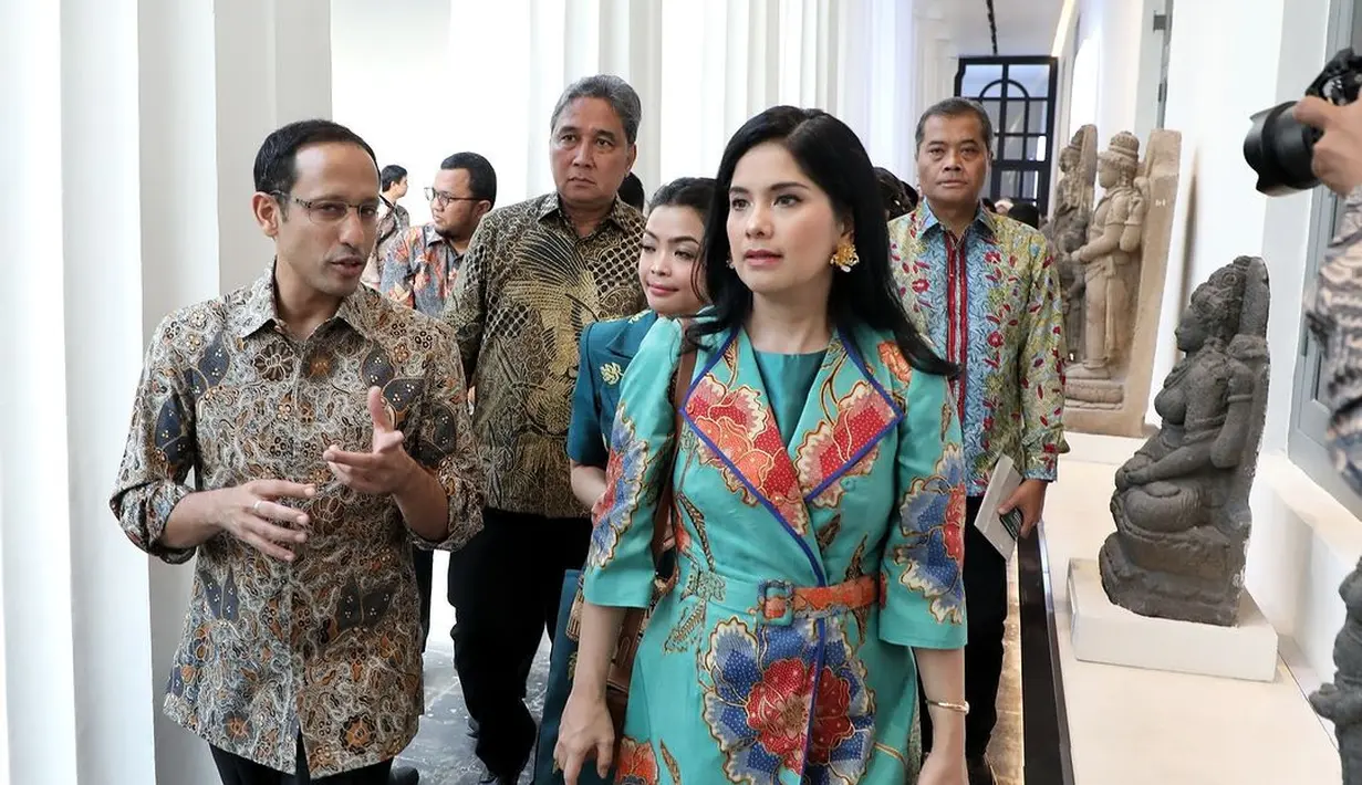Lalu, ada Annisa Pohan yang hadir mengenakan outerwear batik warna biru tosca yang segar.  [@ralineshah/@raffinagita1717/@annisayudhoyono].