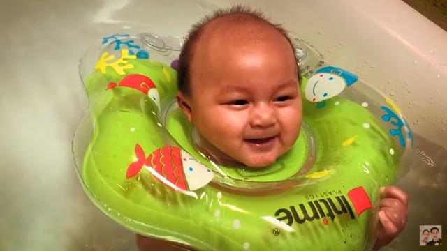 7 Momen Kiano Tiger Wong Berenang, Ekspresinya Bikin Gemas