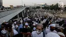 <p>Ribuan umat Islam bersiap melaksanakan sholat Id 1 Syawal 1443 Hijriah hingga memenuhi Stadion Jakarta Internasional Stadium, Senin (2/5/2022). Pemerintah Indonesia menetapkan Hari Raya Idul Fitri 1443 Hijriah jatuh pada tanggal 2 Mei 2022. (Liputan6.com/Johan Tallo)</p>