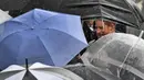 Pangeran Harry berbincang dengan warga di bawah rintikan hujan saat mempromosikan Invictus Games 2018 di Sydney, Australia, (7/7). Invictus Games merupakan pekan olahraga internasional yang dibuat oleh Pangeran Harry. (AFP Photo/William West)