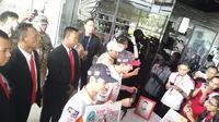 Dua pebalap Repsol Honda, Marc Marquez dan Dani Pedrosa, mendapat berbagai hadiah dari fans di Indonesia, saat berkunjung ke Astra Biz Center, Tangerang, Selasa (17/10/2017). (Bola.com/Andhika Putra)