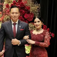 Annisa Pohan dan putri tunggalnya, Almira, kembali tampil kembar bak adik kakak. Kali ini, pasangan ibu dan anak tersebut tampil kembar di resepsi pernikahan Rasyid Rajasa [@agusyudhoyono]