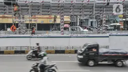 Pekerja saat mengerjakan proyek Mass Rapid Transit (MRT) Fase 2 segmen CP203 Glodok-Kota di kawasan Glodok, Jakarta, Rabu (15/12/2021). Progres proyek MRT Fase 2 segmen CP203 Glodok-Kota saat ini baru mencapai 5,8 persen. (merdeka.com/Iqbal S. Nugroho)