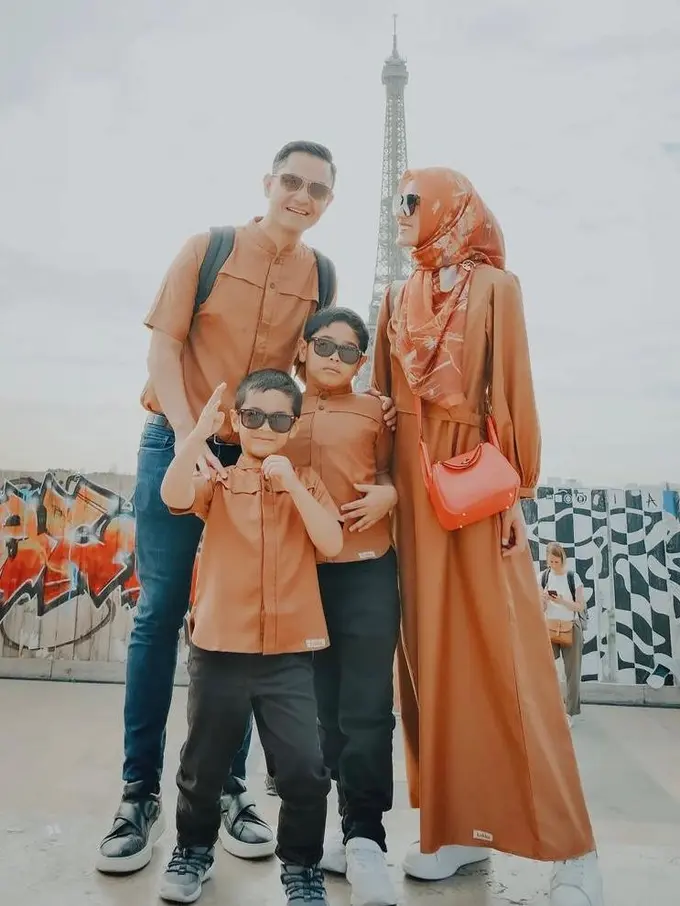 10 Gaya Hijab Kasual Alyssa Soebandono Liburan Bareng Dude Harlino dan Anak Keliling Eropa