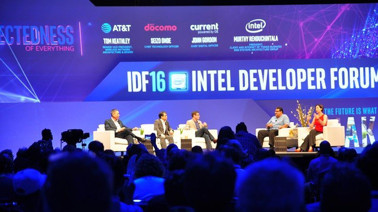 Murthy Renduchintala (kedua dari kanan), berdiskusi dengan beberapa mitra Intel terkait internet of things dan 5G di IDF 2016 - Liputan6.com/Dewi Widya Ningrum