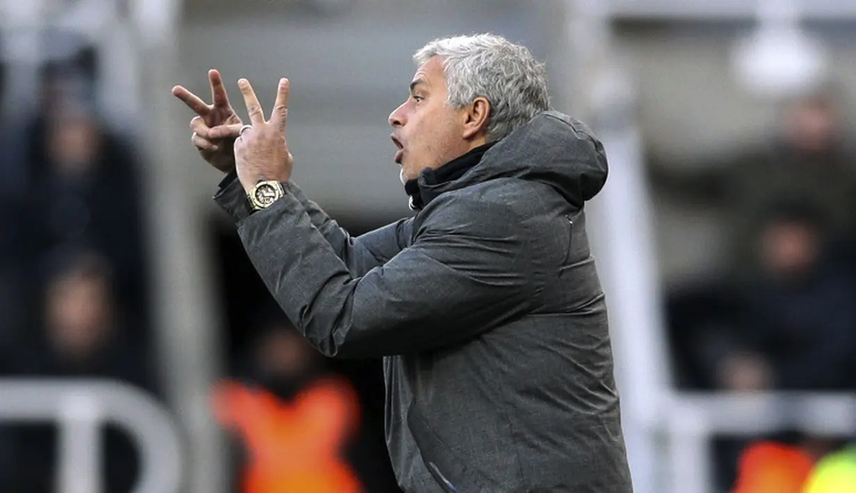 Gaya pelatih Manchester United, Jose Mourinho saat memberikan arahan kepada timnya pada laga melawan Newcastle United di St James' Park, Newcastle, (11/2/2018). Necastle menang 1-0 atas Manchester United. (Owen Humphreys/PA via AP)