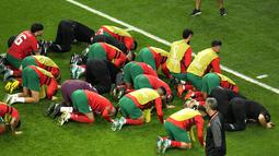Para pemain Maroko merayakan kemenangan atas Spanyol  pada babak 16 besar Piala Dunia 2022 di Education City Stadium, Al Rayyan, Rabu (6/12/2022) dini hari WIB. Maroko hampir sempurna pada adu penalti. Tim berjulukan The Atlas Lions itu tidak membiarkan Spanyol mencetak gol. (AP Photo/Abbie Parr)
