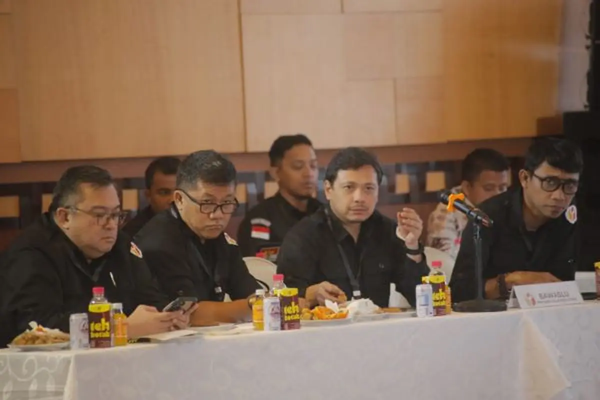 Ardiles Mewoh bersama anggota Bawaslu Sulut saat Pelno Rekapitulasi Suara Pilgub, Sabtu (7/12/2024).