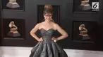Bintang-bintang, termasuk Lisa Loeb di karpet merah Grammy mengenakan mawar putih.