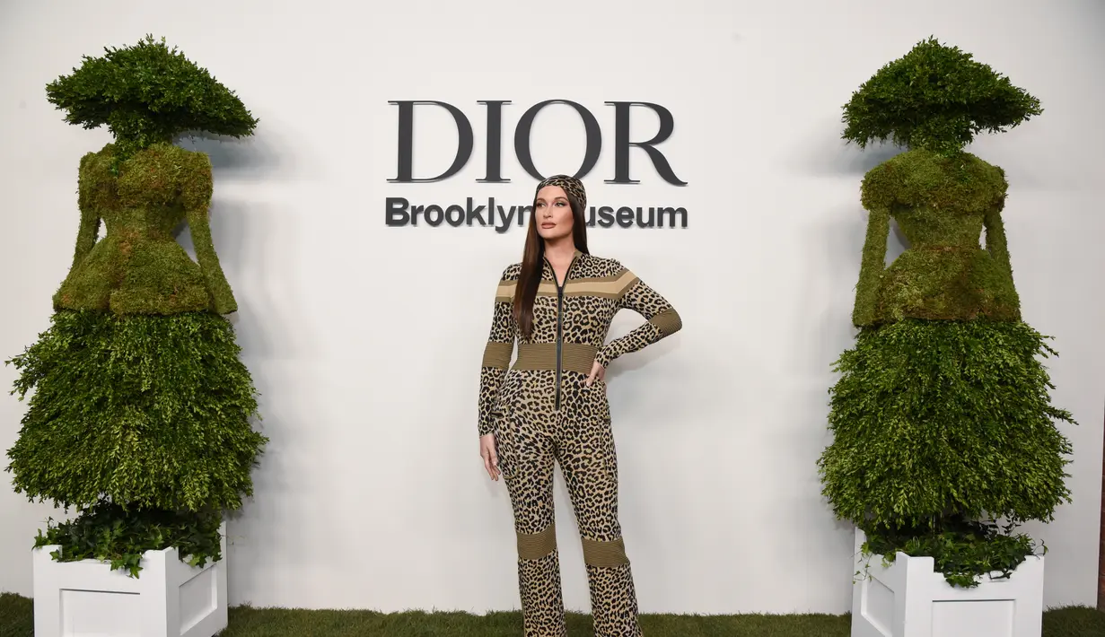 Kristin Davis mengenakan Dior Ready-To-Wear oleh Maria Grazia Chiuri lewat jumpsuit leopard dan scarf bermotif senada (Foto: Dior)