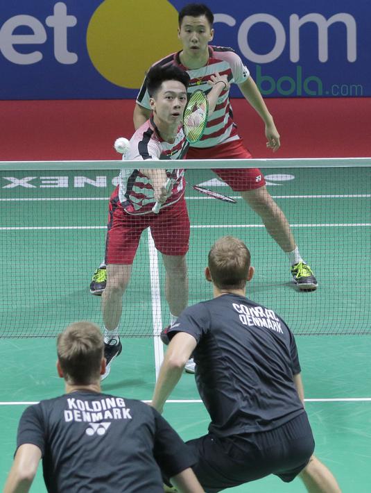 Aksi Kevin Sanjaya mengembalikan kok ke pasangan Denmark, Mads Conrad/Mads Pieler pada perempat final Indonesia Open 2018 di Istora Senayan, Jakarta, (6/6/2018). Kevin/Marcus menang 20-22, 22-20, 21-18. (Bola.com/Nick Hanoatubun)