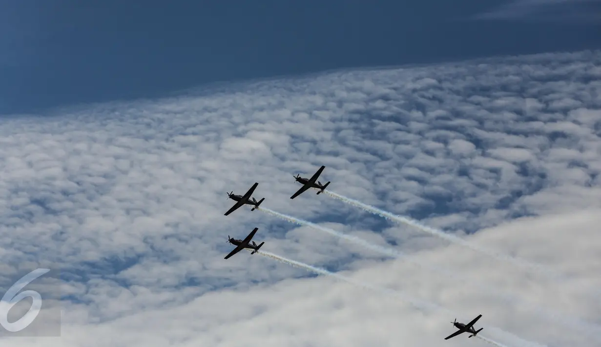 Bentuk formasi saat Jupiter Aerobatic Team (JAT) beraksi di udara dalam perayaan HUT TNI Angkatan Udara (TNI AU) ke-71 di Landasan Udara (Lanud) Bandara Halim Perdanakusuma, Jakarta, Minggu (9/4). (Liputan6.com/Faizal Fanani)