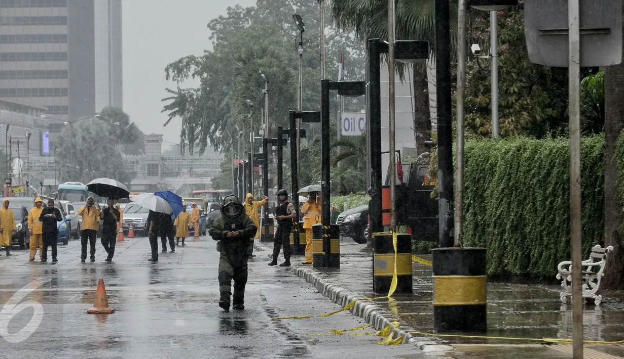 Petugas mengamankan lokasi saat anggota Gegana Polda Metro Jaya mengecek penemuan benda mencurigakan di Wisma Nusantara, Thamrin, Jakarta, Kamis (4/2). Setelah diselidiki ternyata kardus mencurigakan tersebut beriskani kue. (Liputan6.com/Faizal Fanani)
