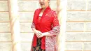 Di momen Hari Kartini, Tina Toon kenakan kebaya kutubaru dengan wrapped skirt batik. Selendang batik berwarna senada bikin Tina Toon terlihat lebih mature [@tinatoon101]
