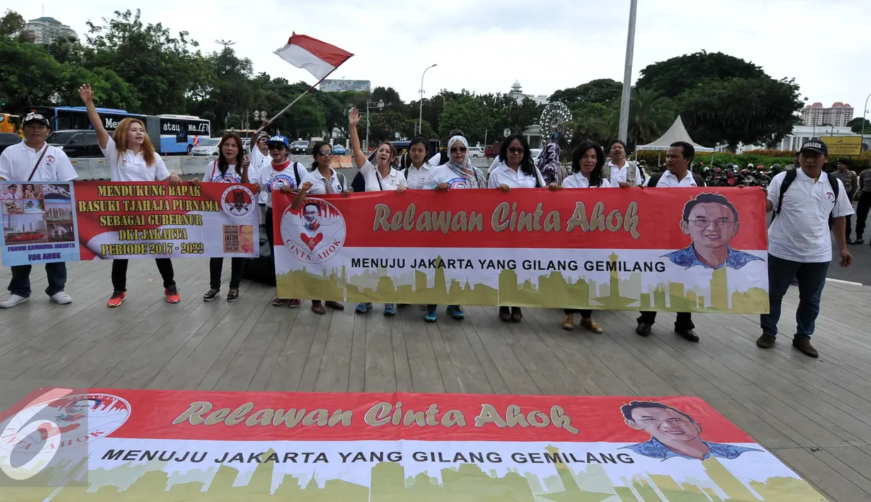 Puluhan Masyarakat mendeklarasikan kegiatan "Relawan Cinta Ahok" di Taman Pandang, Jakarta (17/9). Dalam kegiatan tersebut mereka mendukung dan berharap Gubernur Basuki T Purnama kembali mencalonkan diri pada Pilkada 2017-2022. (Liputan6.com/Johan Tallo)