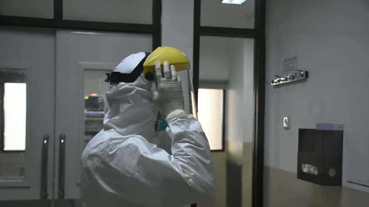 Dokter di RSHS menggunakan masker pencegahan virus corona