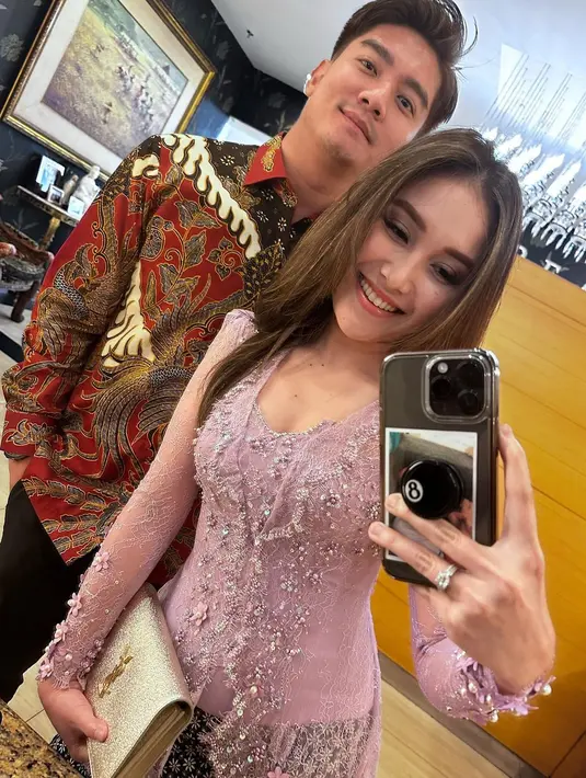 Luna Maya, Cut Tari hingga Fitri Carlina merupakan sederet artis yang mendukung hubungan Boy William dan Ayu Ting Ting. Meski pernah bersitegang selama 4 tahun, namun kebersamaan keduanya kini seperti tidak pernah ada permusuhan diantara keduanya. Sejak putuskan berdamai, kedekatannya sering tersorot baik ketika hangout bareng atau sekadar bikin konten YouTube. (Liputan6.com/IG/@ayutingting92)