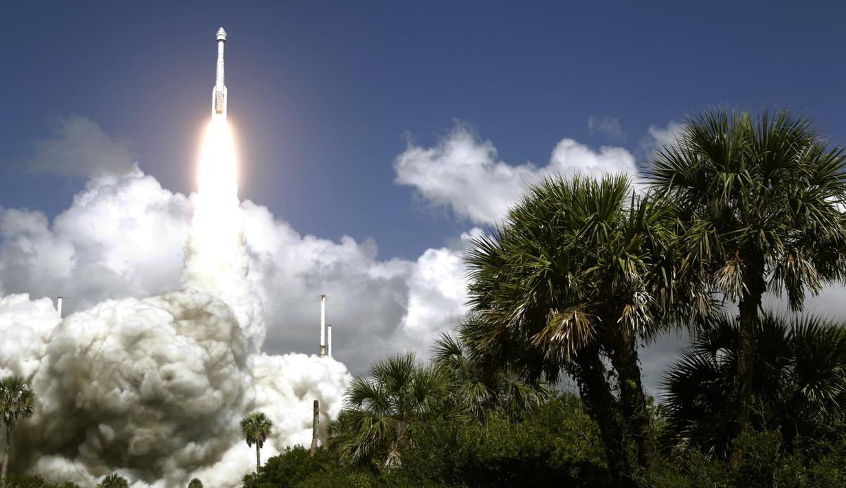 Pesawat luar angkasa Boeing Starliner, di atas roket Atlas V, lepas landas dari landasan peluncuran di Space Launch Complex 41, Cape Canaveral, Florida pada Rabu (5/6/2024). (AP Photo/Chris O'Meara)