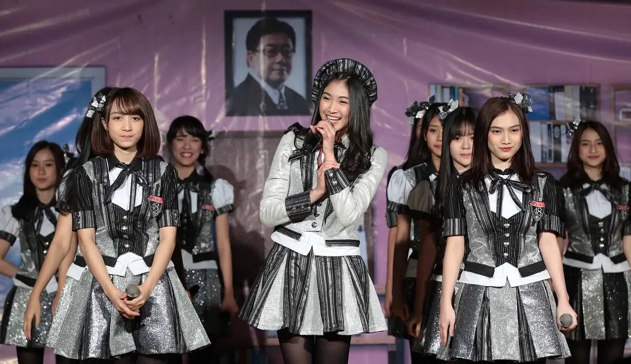 Member JKT48 selain memberikan donasi Charity Event juga menghibur anak-anak yatim. Suguhan menarik diberikan oleh para member untuk menghibur. Termasuk melihat aksi pesulap Demian. (Deki Prayoga/Bintang.com)