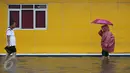 Dua orang pejalan kaki menerobos banjir yang merendam Jalan Gunung Sahari, Jakarta Pusat, Selasa (21/2). Hujan yang turun sejak dini hari menyebabkan sejumlah ruas jalan terimbas banjir hingga tak bisa dilalui kendaraan. (Liputan6.com/Faizal Fanani)
