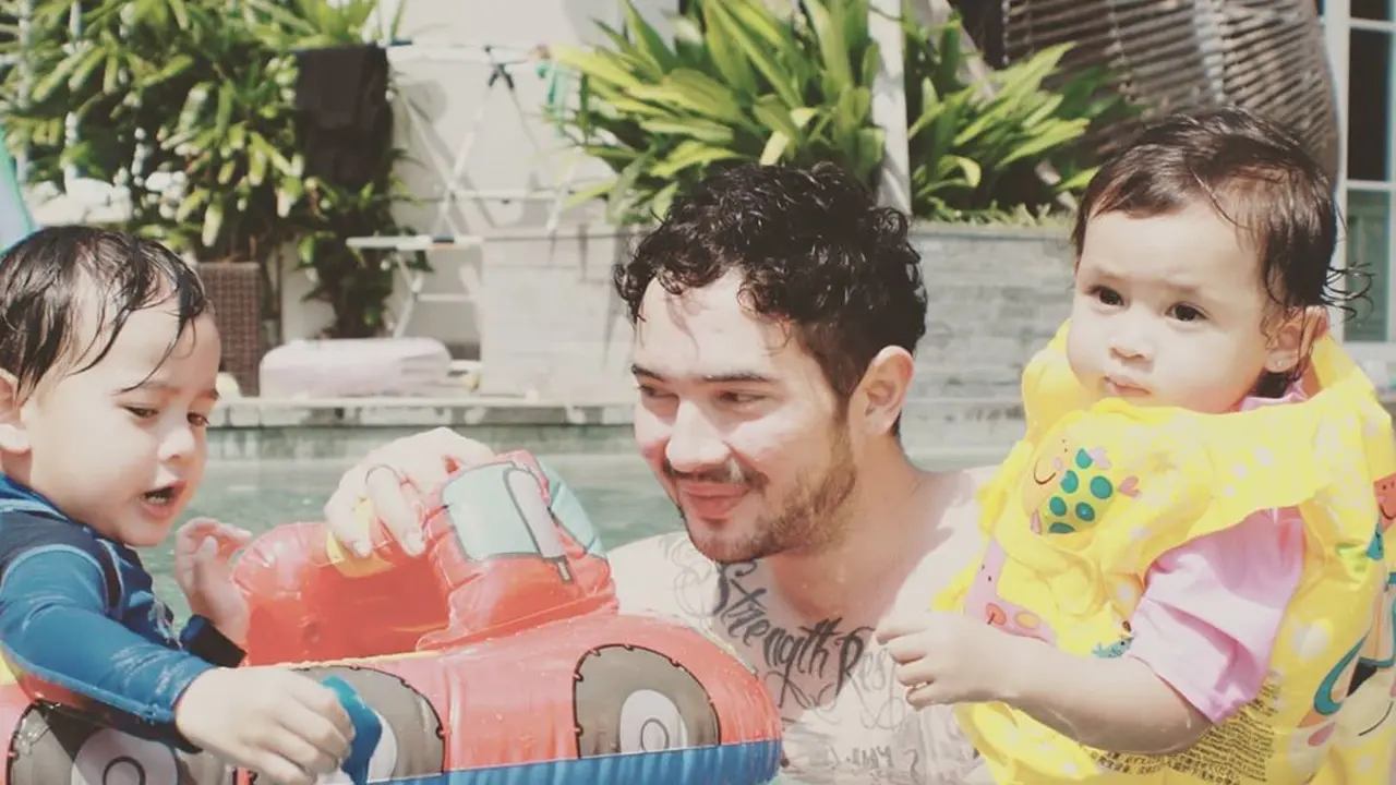 Kerap Berperan Antagonis, Ini 6 Potret Hangat Donny Michael Momong Anak