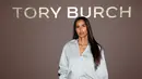 Padma Lakshmi mengenakan the striped cotton shirt, wide leg jean, the Bunny Knot runway shoulder bag, peep-toe pumps, dan runway wrap sunglasses.  / Foto dok: Tory Burch.