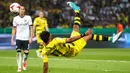Striker Dortmund, Pierre-Emerick Aubameyang, berusaha membobol gawang Frankfurt pada laga final DFB Pokal di Stadion Olympic, Berlin, Sabtu (27/5/2017). Dortmund menang 2-1 atas Frankfurt. (EPA/Friedemann Vogel)