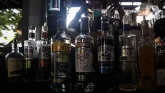 Deretan botol minuman keras atau miras yang dipajang di salah satu kafe kawasan Jakarta Selatan, Selasa (2/3/2021). Aturan yang yang diteken oleh Presiden Joko Widodo pada 2 Februari 2021 terkait memperbolehkan masyarakat untuk berinvestasi di produk miras dicabut. (Liputan6.com/Johan Tallo)