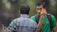 Bek Barito Putera, Hansamu Yama, berbincang dengan pelatih Timnas Indonesia U-19, Indra Sjafri, usai mengikuti seleksi Timnas Indonesia U-22 di Lapangan SPH Karawaci, Banten, Selasa (21/2/2017).(Bola.com/Vitalis Yogi Trisna)