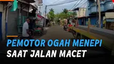 Seorang pria pengendara motor tidak mau menepi ke pinggir jalan saat jalan kampung macet. Membuat banyak warganet kesal.