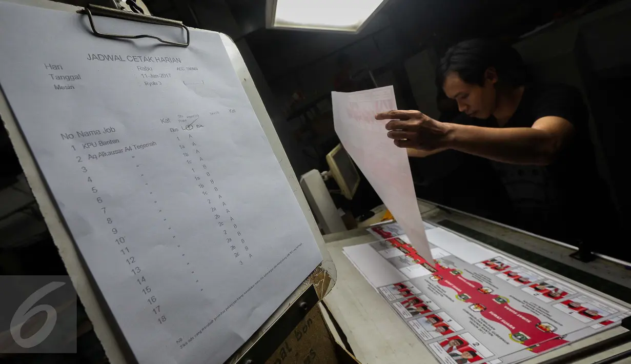 Pekerja mengecek surat suara yang telah dicetak untuk Pilkada di Provinsi Banten di Kawasan Industri Pulo Gadung, Jakarta, Rabu (11/1). Sebanyak 7.900.000 lembar surat suara dicetak oleh PT Dian Rakyat. (Liputan6.com/Faizal Fanani)