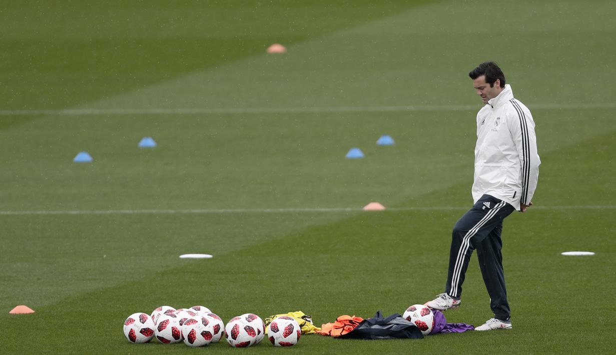 Pelatih anyar Real Madrid, Santiago Solari, memainkan bola saat memimpin sesi latihan di Valdebebas, Madrid, Selasa (30/10/2018). Santiago Solari menjadi pelatih Real Madrid menggantikan Julen Lopetegui yang dipecat. (AP/Manu Fernandez)