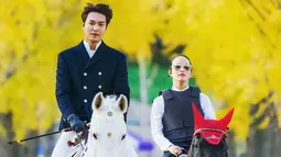 Diketahui jika penampilan Lee Min Ho saat menaiki kuda ini dalam rangka syuting drama terbaru berjudul THE KING: THE ETERNAL MONARCH. Selain itu, ia juga diketehui memerankan dua karakter berbeda di darama tersebut. (Liputan6.com/IG/@anstagram_._)