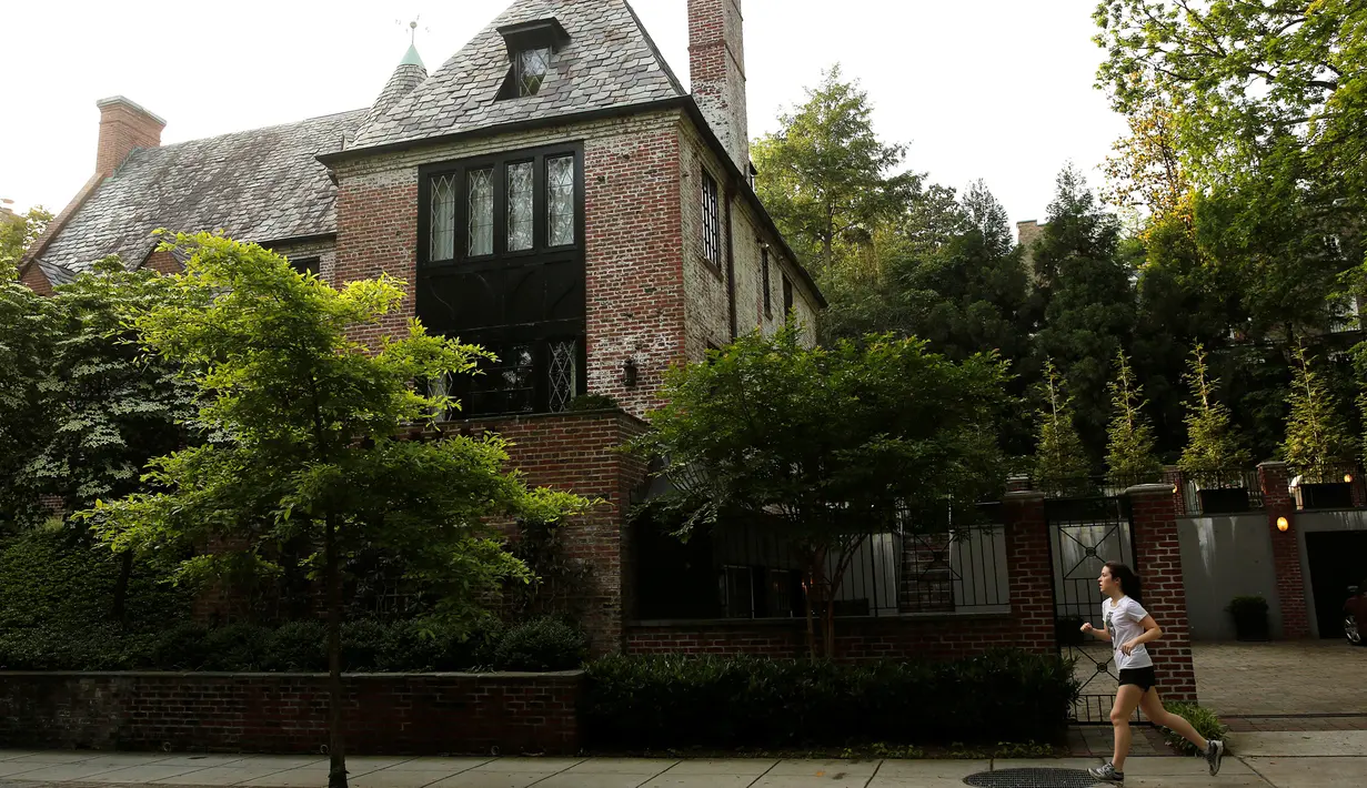 Seorang wanita berlari di depan sebuah rumah yang akan disewa Barack Obama di sebelah barat laut Washington, AS, Kamis (26/5). Rumah yang akan dikontrak Obama setelah pensiun menjadi presiden itu milik Joe Lockhart dan Giovanna Gray (REUTERS/Gary Cameron)