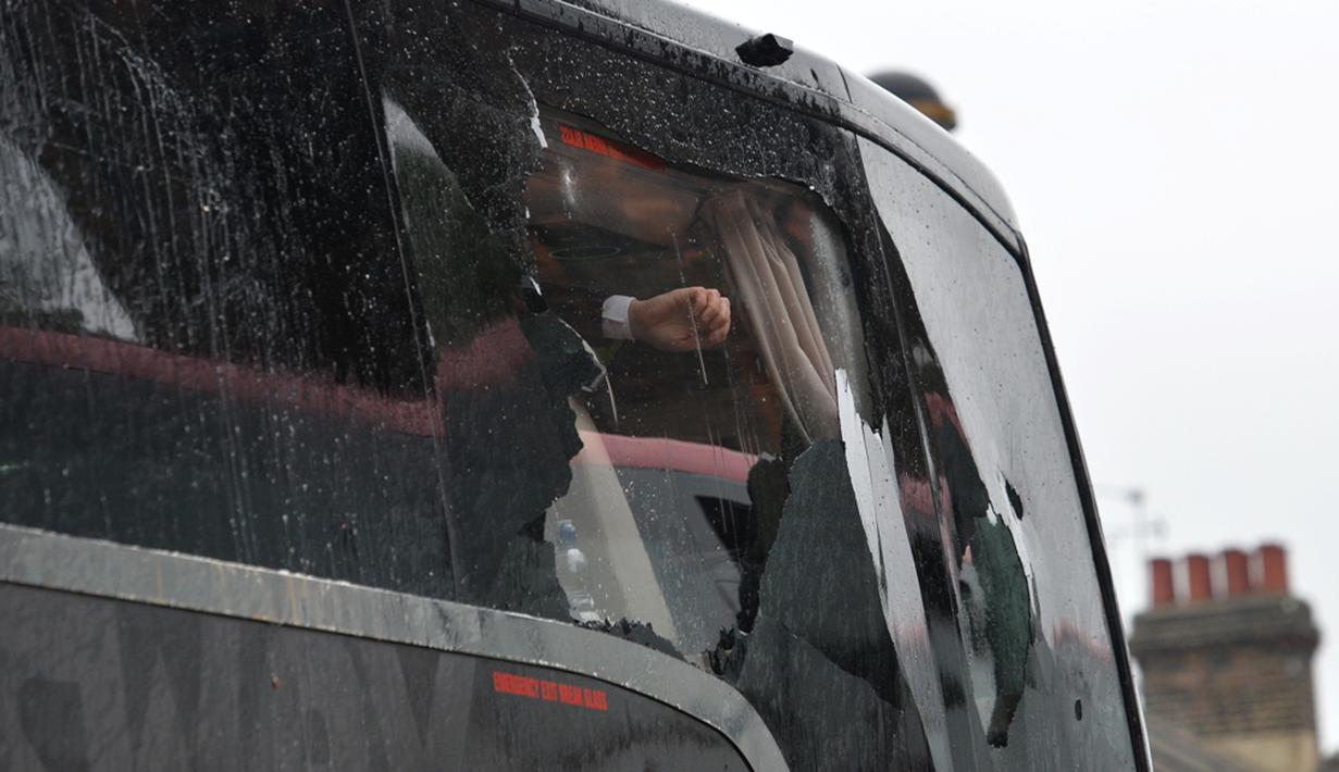 Insiden pelemparan bus Manchester United oleh oknum fans West Ham sempat terjadi jelang pertandingan Premier League di Boleyn Ground, London, Rabu (11/5/2016) dini hari WIB. (AFP/Glyn Kirk)