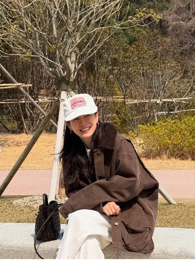 Son Ye Jin Unggah Foto Gandeng Hyun Bin. [@yejinhand]