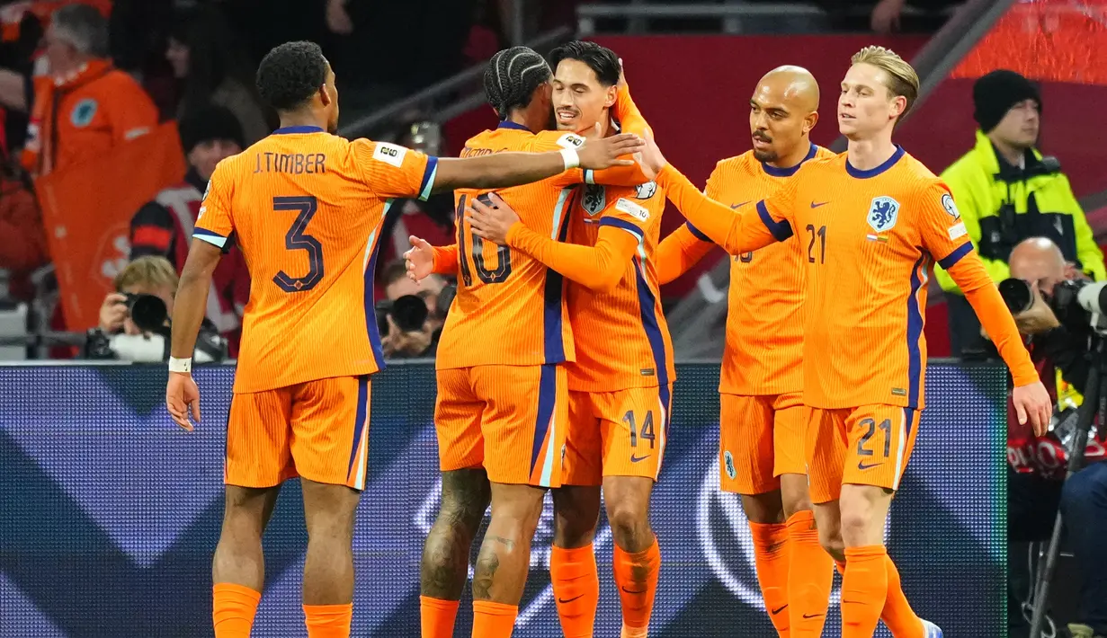 Para pemain Timnas Belanda merayakan gol yang dicetak oleh Tijjani Reijnders ke gawang Lithuania pada laga terakhir Grup G kualifikasi zona Eropa di Stadion Johan Cruijff ArenA, Amsterdam, Senin (17/11/2025). (AP Photo/Peter Dejong)