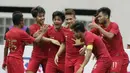 Pemain Indonesia merayakan gol yang dicetak oleh Firza Andika ke gawang Yordania pada laga persahabatan di Stadion Wibawa Mukti, Jawa Barat,  Sabtu (13/10/2018). Indonesia menang 3-2 atas Yordania. (Bola.com/M Iqbal Ichsan)